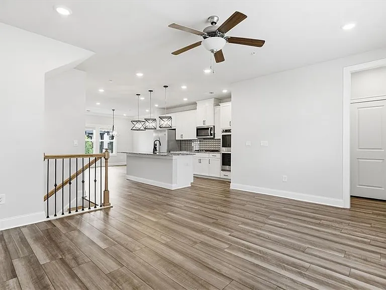 407 Lincoln St — Photo 17