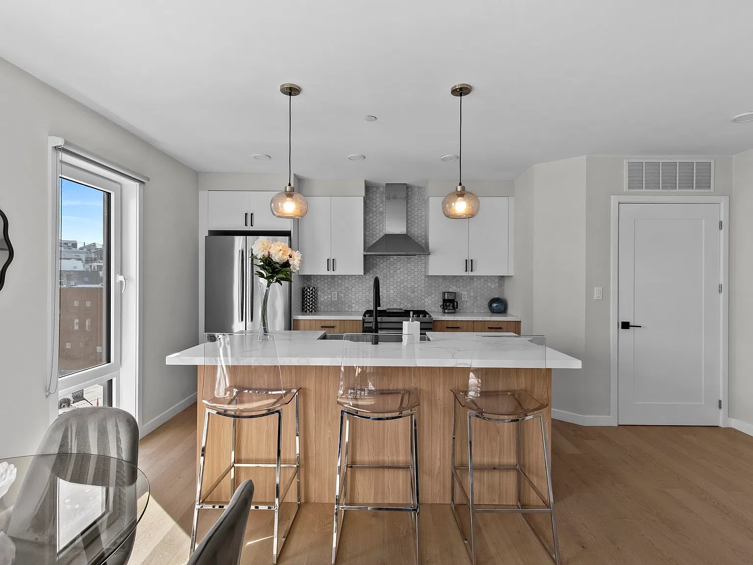 1 bed, 1.0 bath, 700 sqft, $3,300 — Photo 2