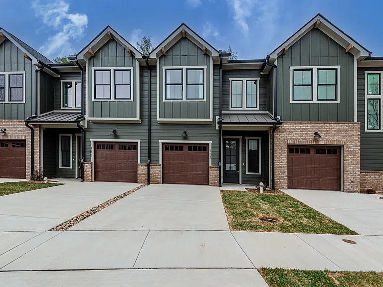 153 Collin Pl — Photo 1