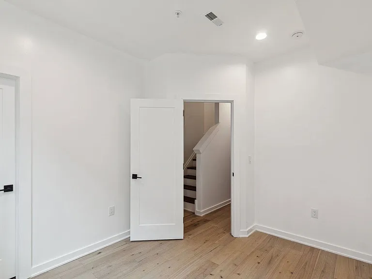 2219 N Hope St — Photo 21