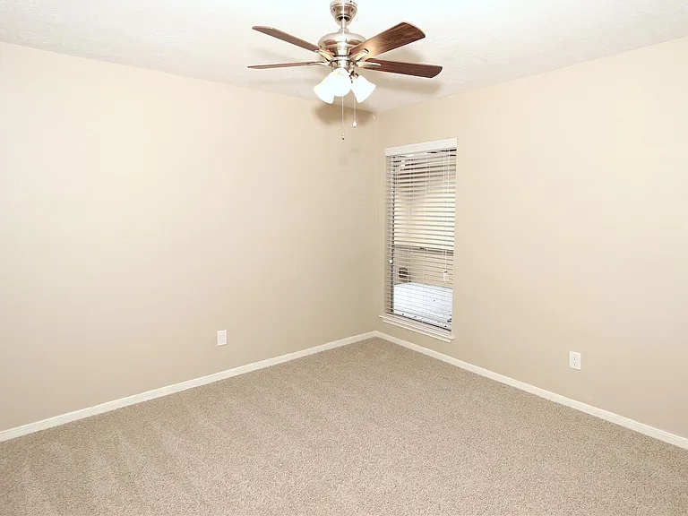 2731 Colony Dr — Photo 13