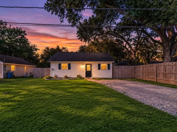 2610 Daugherty St, Waller, TX 77484