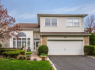 160 Windwatch Dr, Hauppauge, NY 11788
