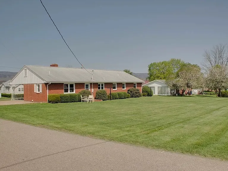 402 Lee Ave — Photo 2