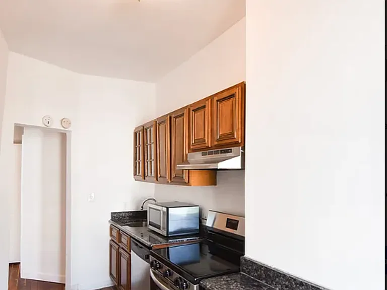 165 Monitor St #3 — Photo 8