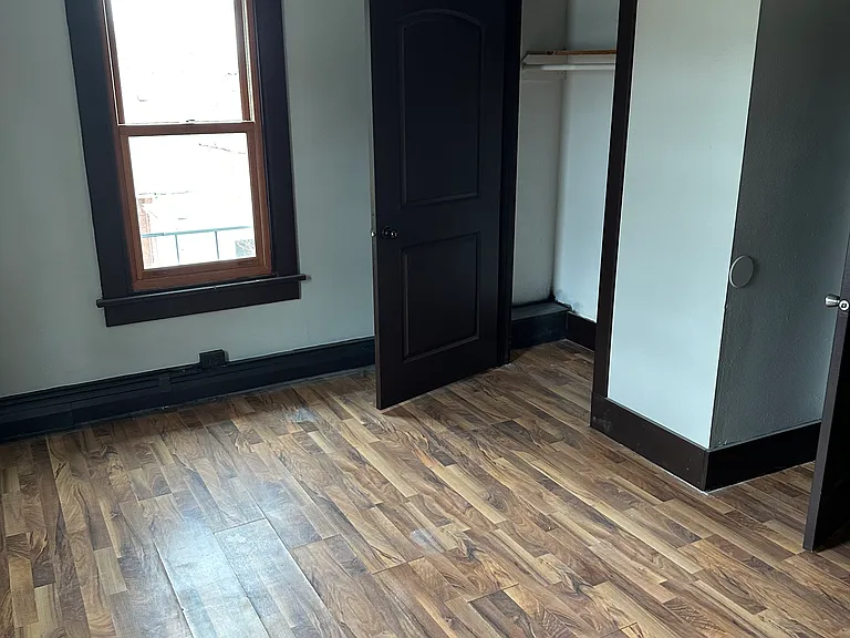 557 W 16th St — Photo 3