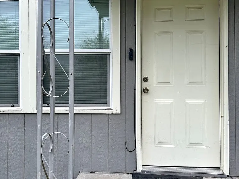 1713 NW Irwin Ave — Photo 2