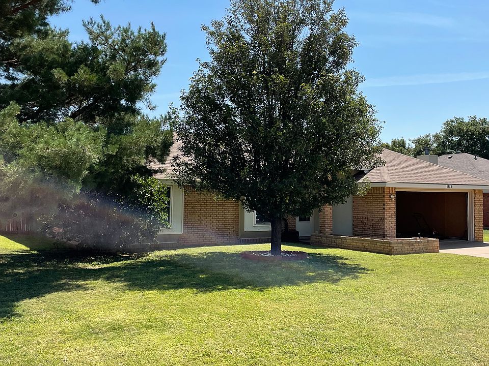 Front of the house and the lawn. Tenant responsible for lawn upkeep.