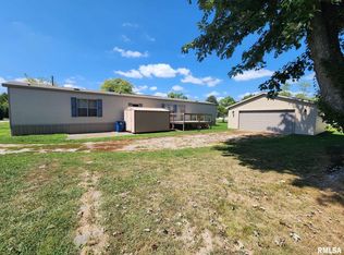 715 S Cockrum St, Sesser, IL 62884