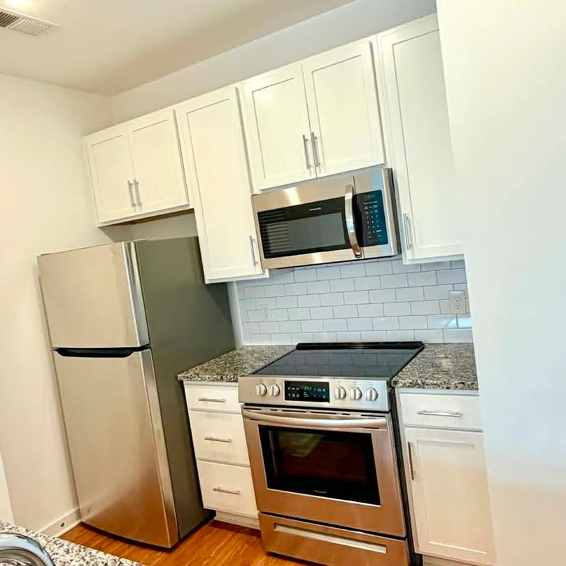 107 W 13th St — Photo 3