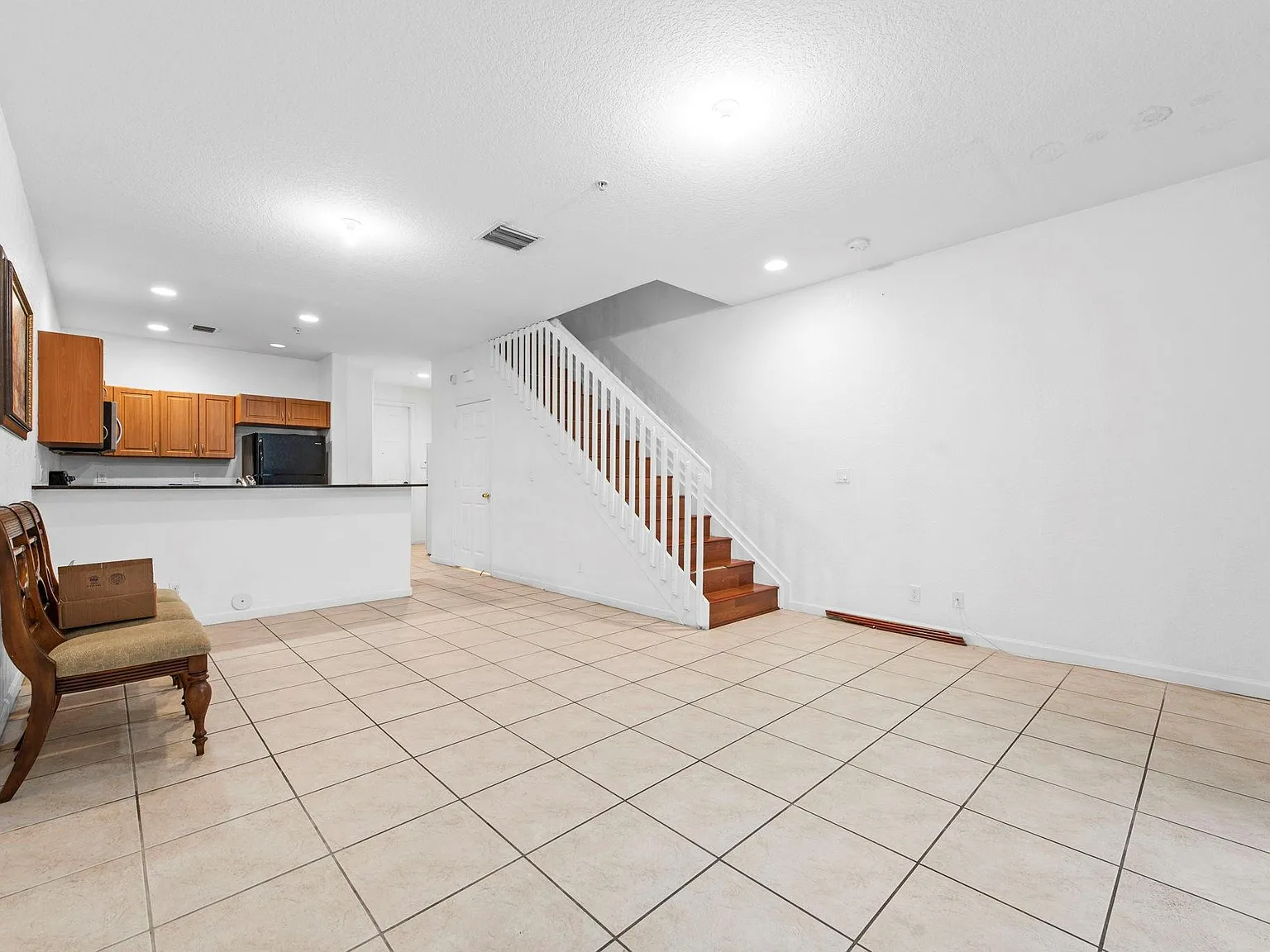 3 bed, 2.5 bath, 2050 sqft, $2,800 — Photo 3