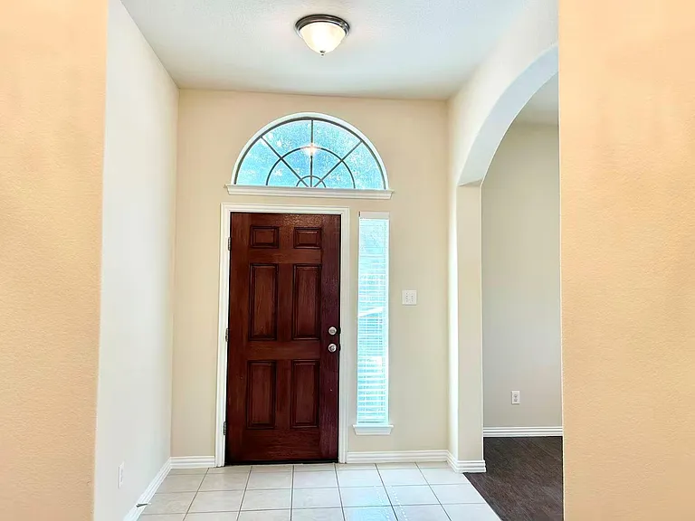 1104 Valerie Cv — Photo 7