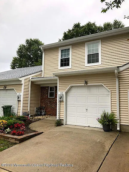 103 Oak Ln photo 1
