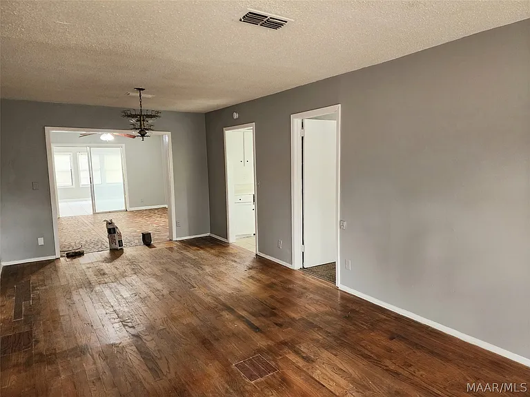 6105 Jennifer Ln — Photo 15