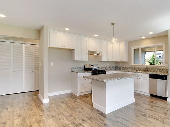 Kitchen - silestone counters, soft closing cabinetry, gas st