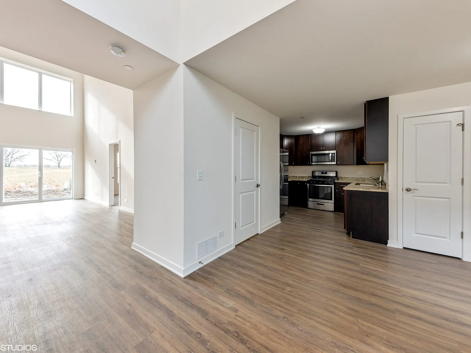 3 bed, 3.5 bath, 3000 sqft, $4,000 — Photo 2