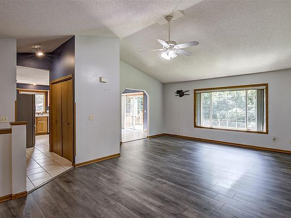 2nd image of 2728 Pineview Road