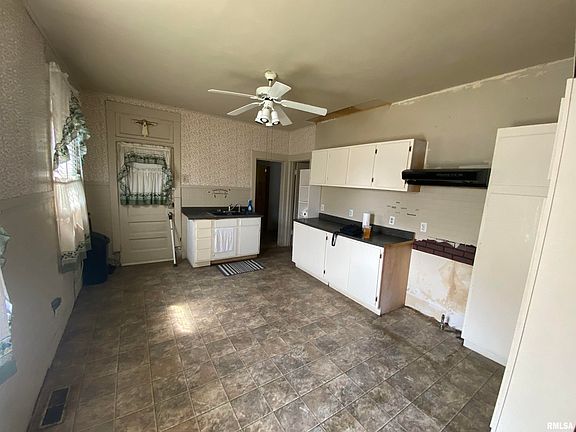 4th image of 1113 S Blaine St
