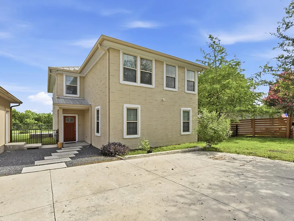 330 Howard Ln