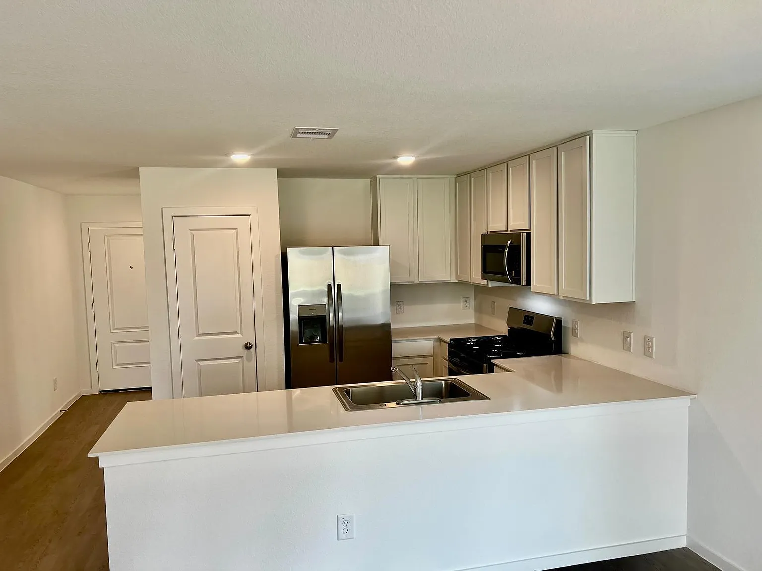 4 bed, 2.5 bath, 2263 sqft, $2,250 — Photo 3