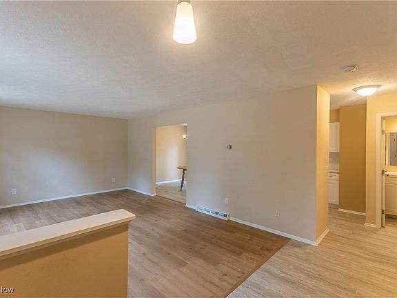 3rd image of 36982 S Lake Shore Blvd