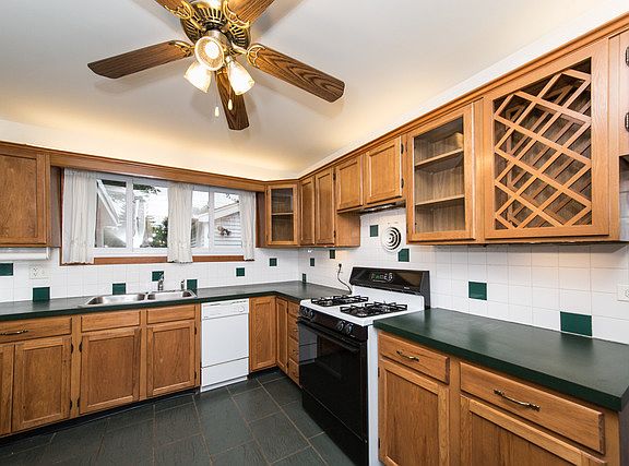 4th image of 903 E Villa Dr