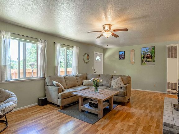 3rd image of 481 Southgate Dr