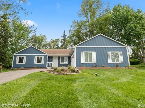 1188 Pinecrest Dr, White Lake, MI 48386