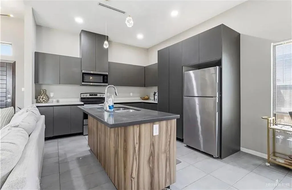 3 bed, 2.0 bath, 1276 sqft, $1,875 — Photo 4