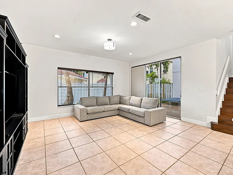 1115 SW 180th Ter — Photo 3