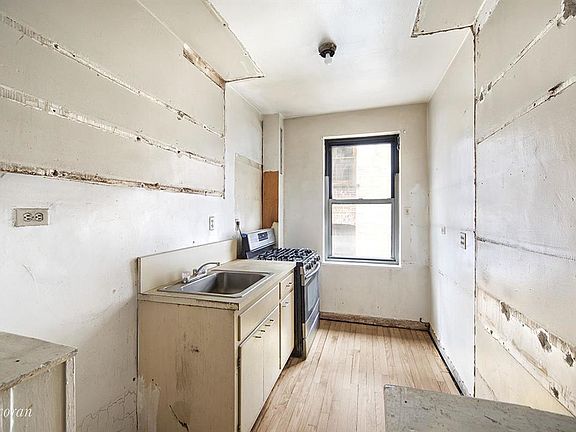 3rd image of 349 E 49th St APT 5R