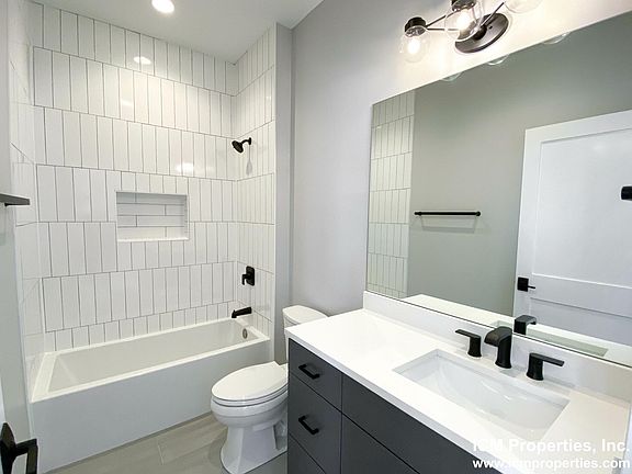 3rd image of 1076 W Cornelia Ave #4