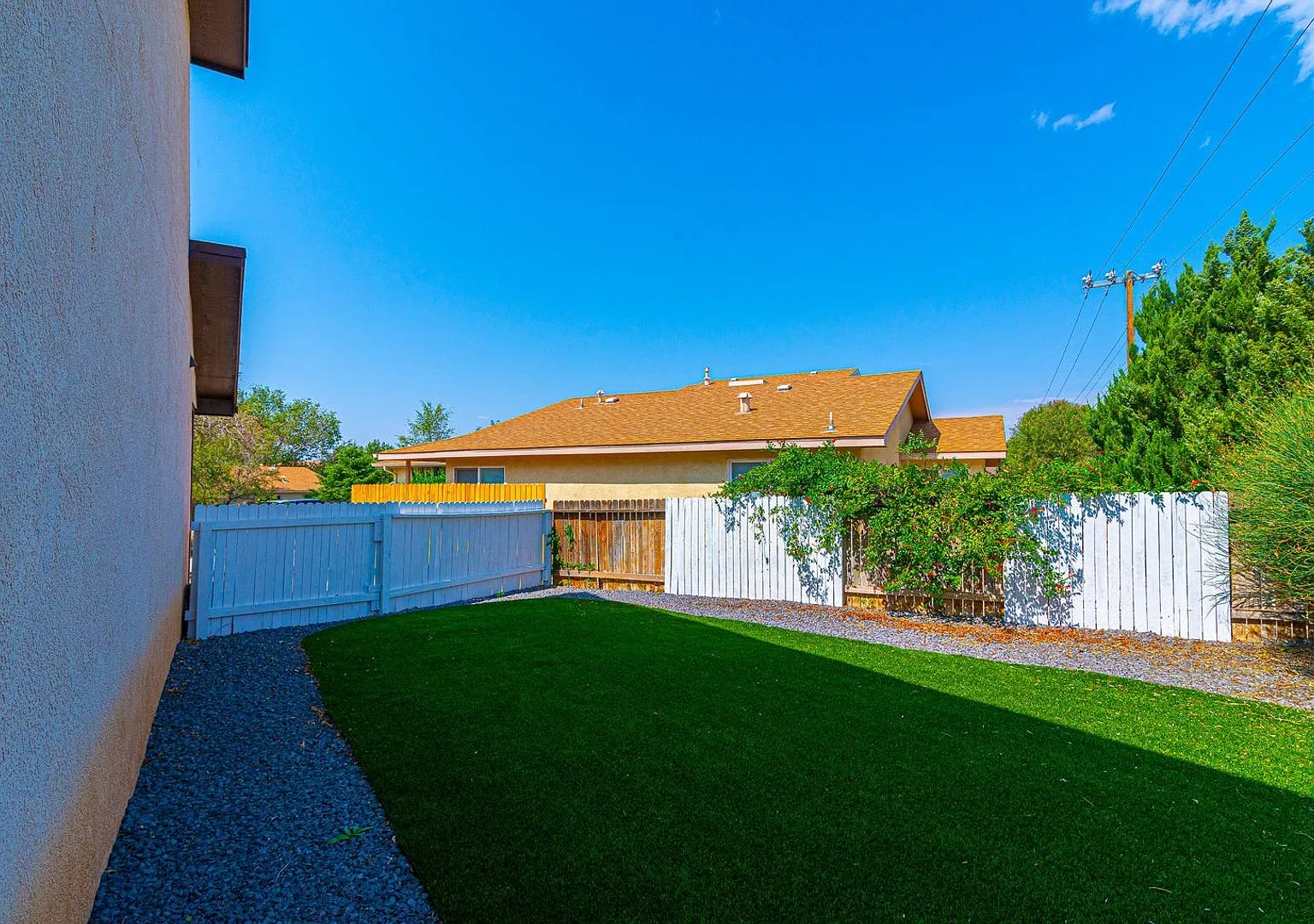 Coming Soon- 3 Bed 3 Bath Aprox 1678 Sq Ft - Desirable Neighborhood Close To Alameda And Louisian... — Photo 4