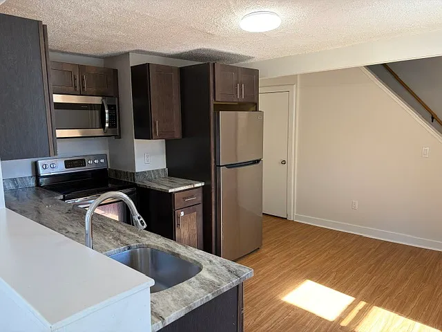 3 bed, 1100 sqft, $2,300 — Photo 2