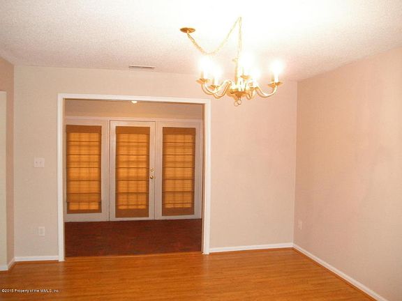 4th image of 403 Westgate Cir