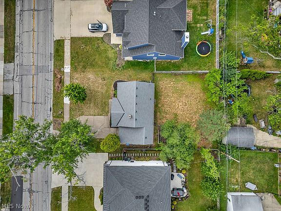 3rd image of 490 Columbia Rd