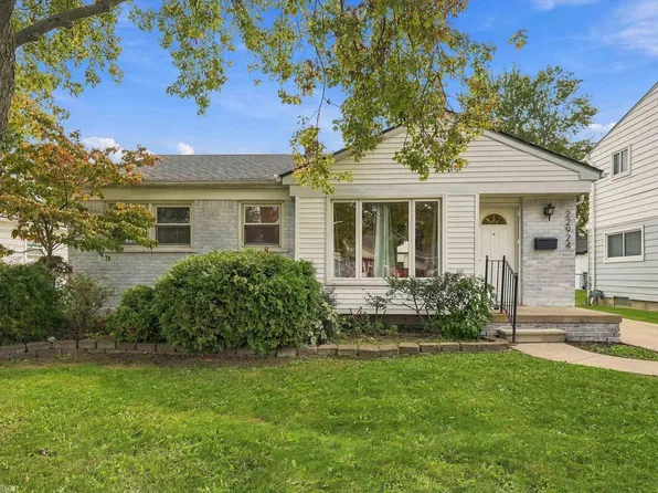 22924 Carolina St, Saint Clair Shores, MI 48080