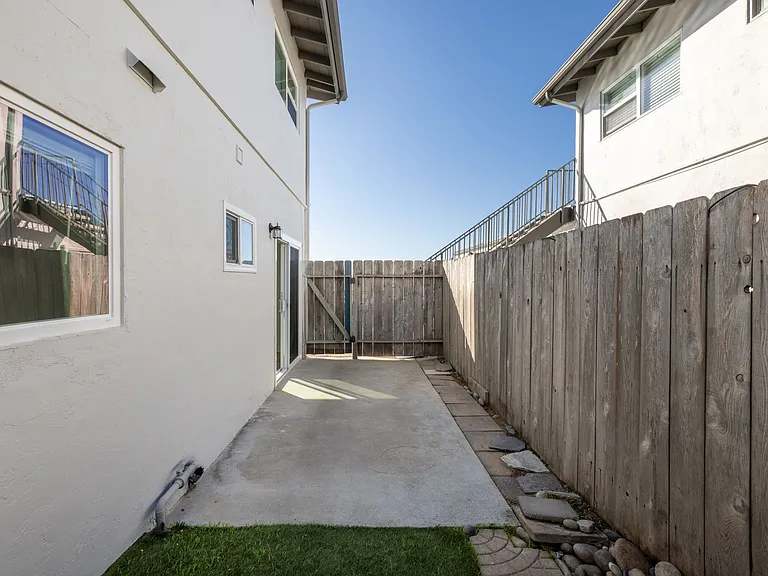 330 W I St — Photo 126