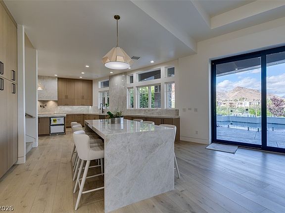 5th image of 14 Promontory Ridge Dr