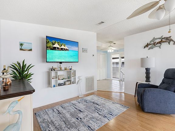3rd image of 803 Tamarind Cir