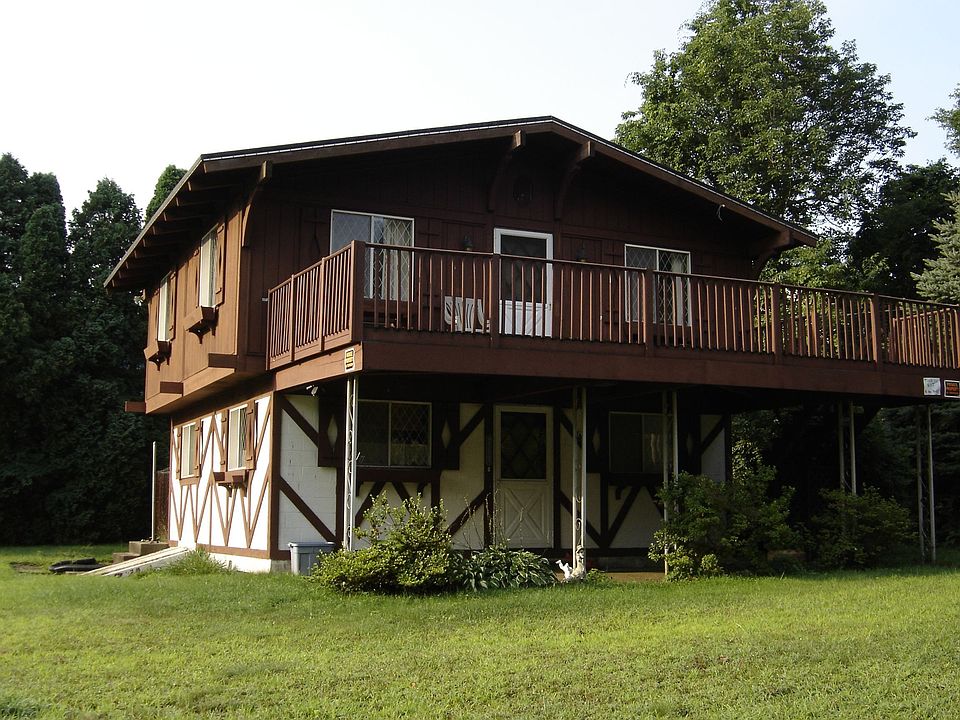 YOUR CHALET AWAITS YOU! BEACH ASSOCIATION! A TERRIFIC BUY!