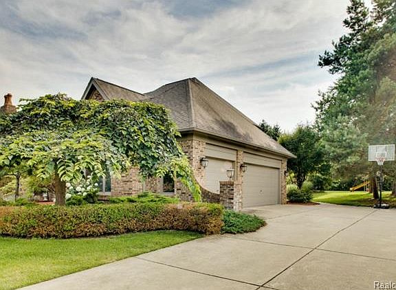 3 CAR GARAGE
