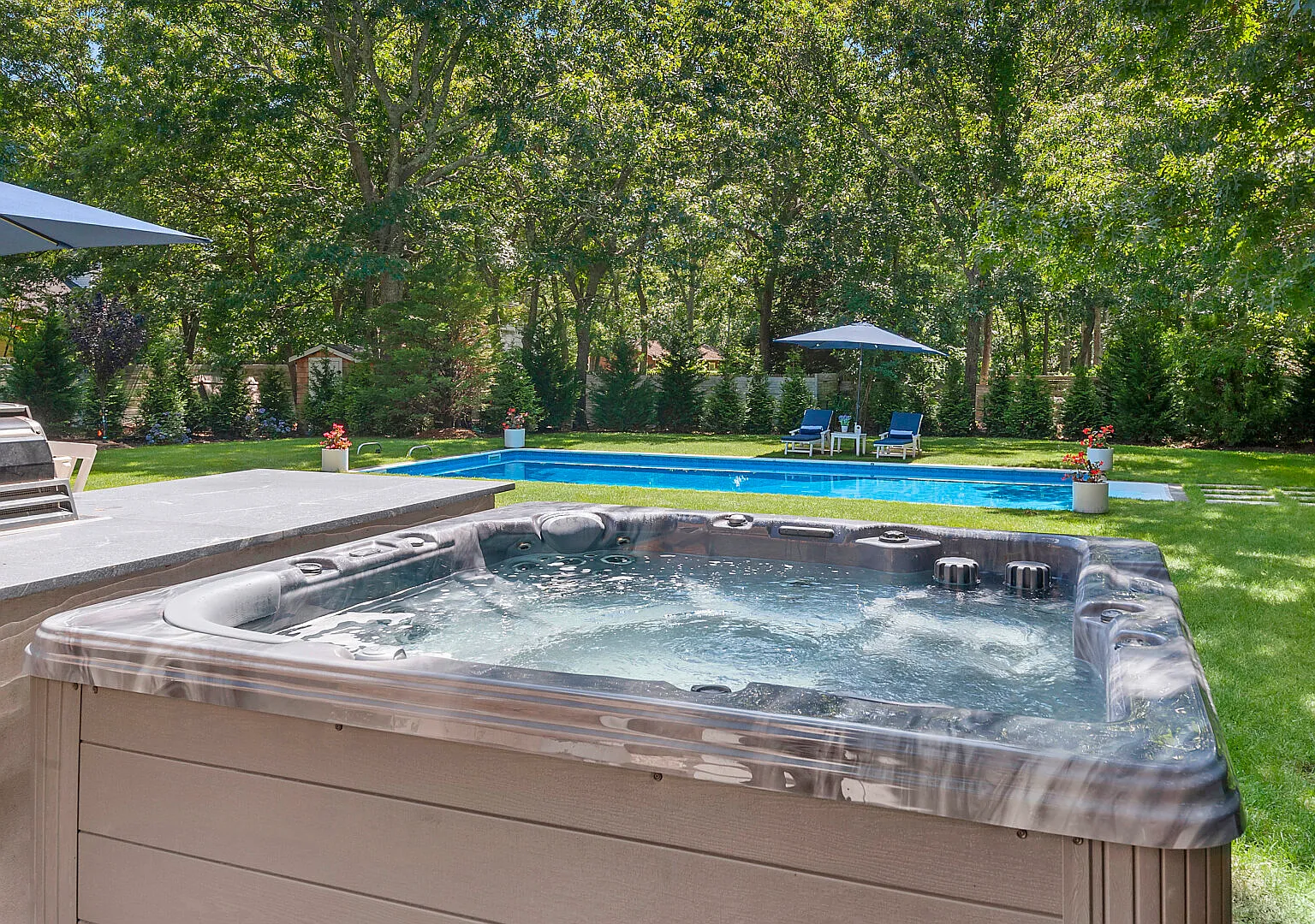 Charming East Hampton Home, Elegantly Furnished with Pool and Spa — Photo 2