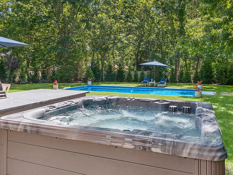 5 Amagansett Dr E — Photo 2
