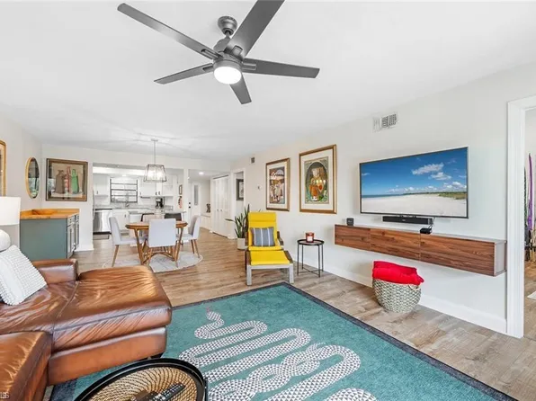 700 Valley Stream Dr APT 202, Naples, FL 34113
