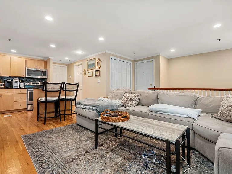 15 Henley St #A — Photo 5