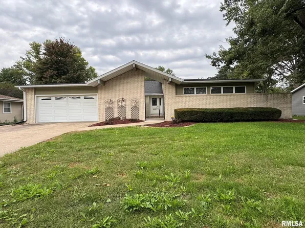 406 Stout Dr, Mackinaw, IL 61755