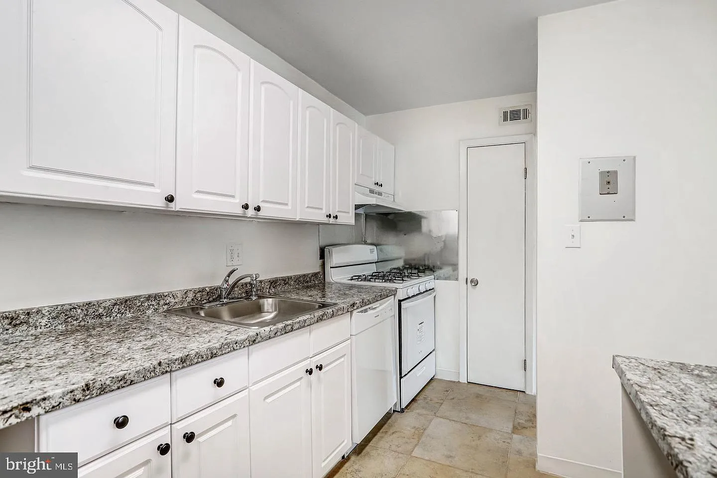2 bed, 1.0 bath, 1007 sqft, $2,150 — Photo 2