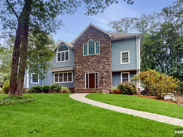 87 Skytop Dr, Mahwah, NJ 07430