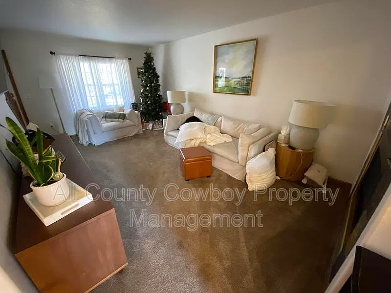 3 bed, 3.0 bath, 2700 sqft, $1,950 — Photo 4